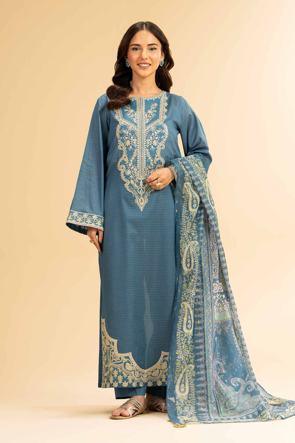 Embroidered Suit Nishat Stoles Nishat Unstitched Drop II: Elegance For Winter Wear Embroidered Suit Nishat Stoles Nishat Unstitched Drop II: Elegance For Winter Wear