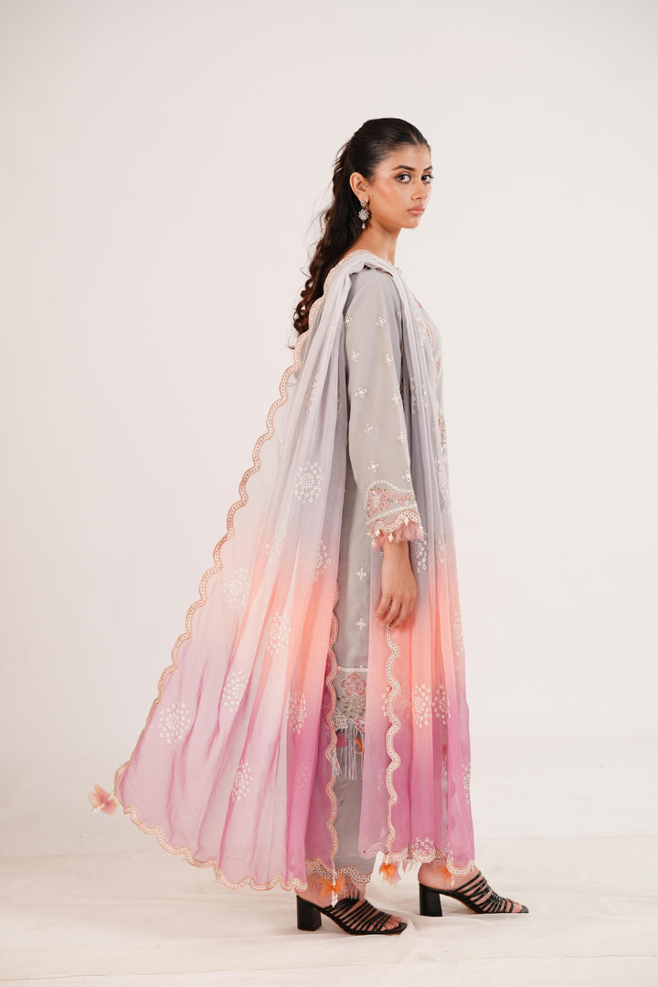 Mahrosh - Alizeh Dhaagay Dream Awaits Stitched