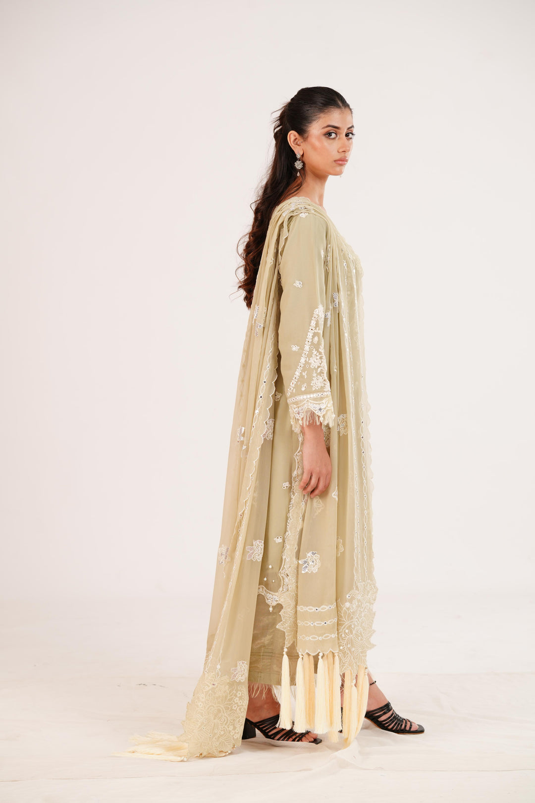 Ahana - Alizeh Dhaagay Dream Awaits Stitched
