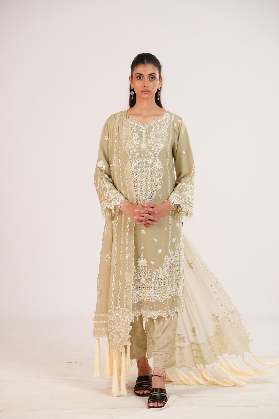 Ahana - Alizeh Dhaagay Dream Awaits Stitched