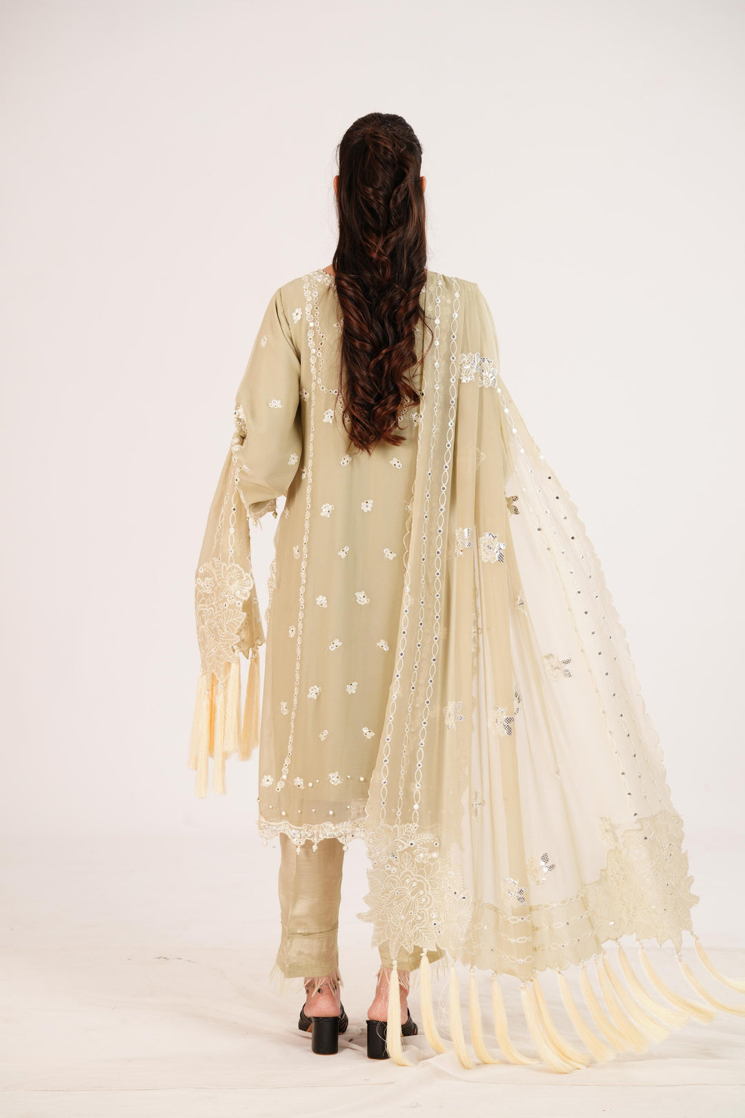 Ahana - Alizeh Dhaagay Dream Awaits Stitched