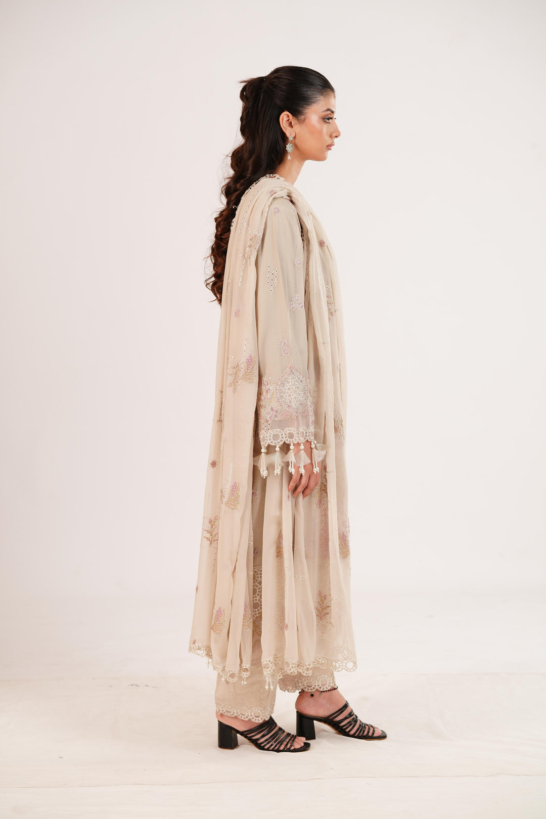 Raviyah - Alizeh Dhaagay Dream Awaits Stitched
