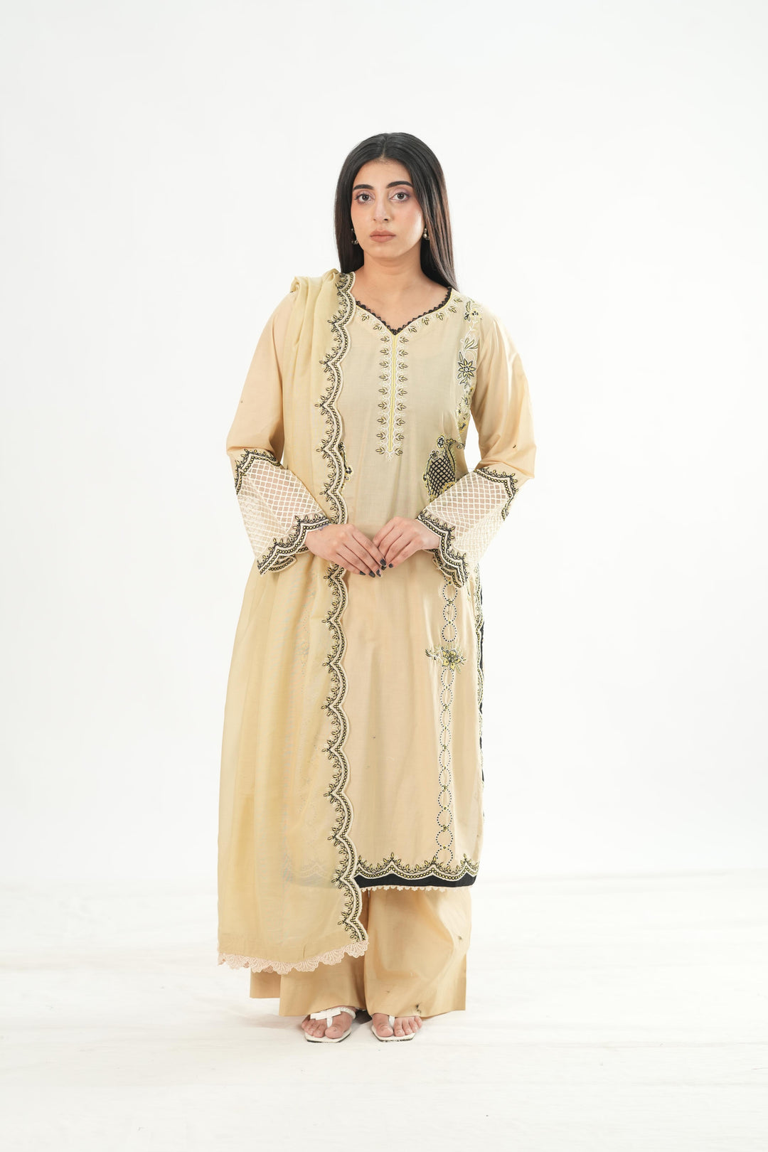 Design 4 - Mahnur Fiona Lawn Stitched