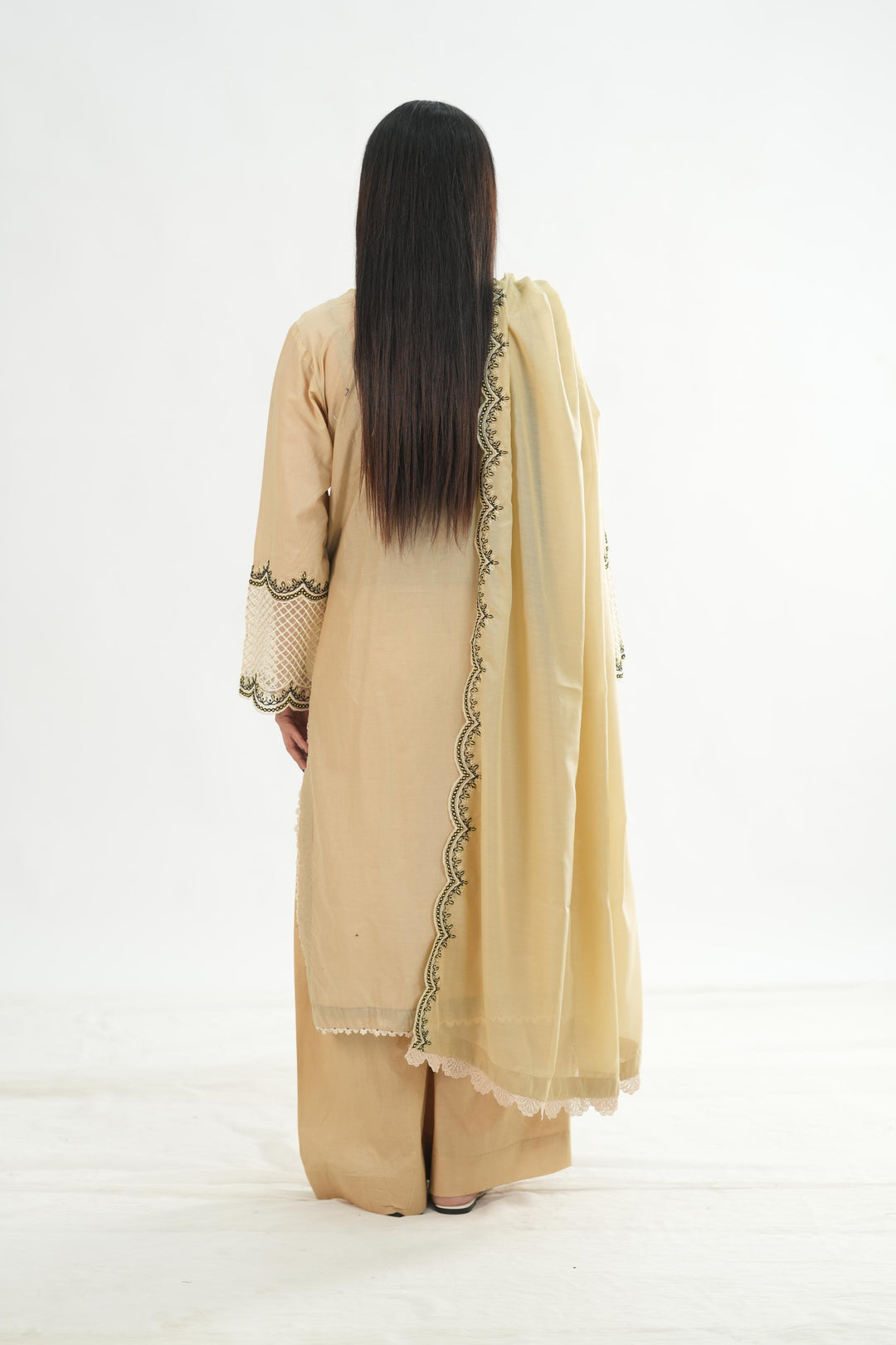 Design 4 - Mahnur Fiona Lawn Stitched