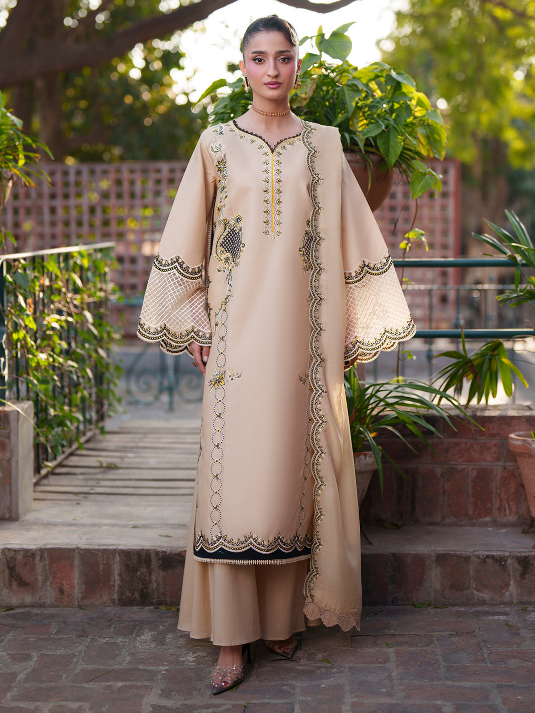 Design 4 - Mahnur Fiona Lawn Stitched